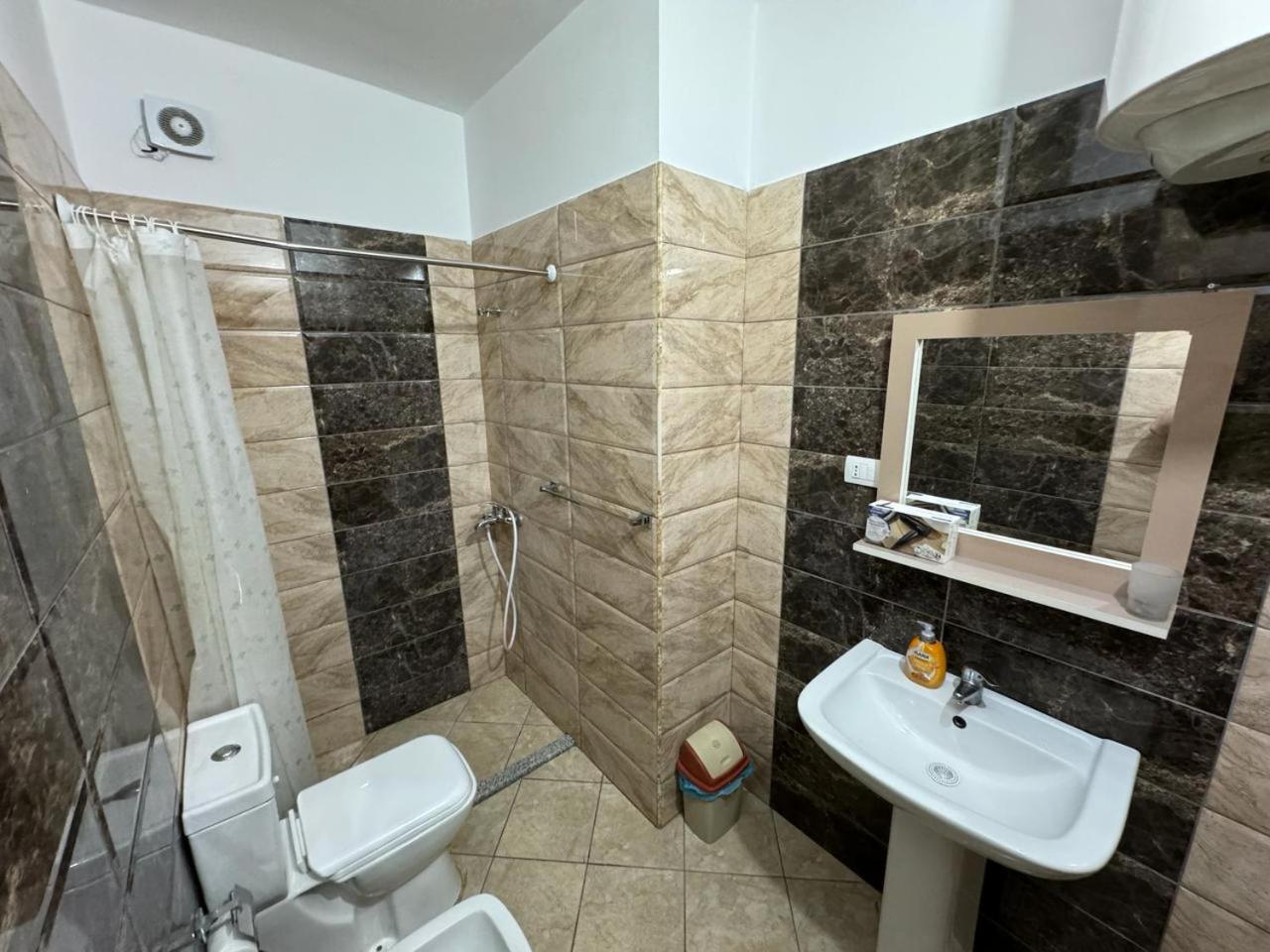 E.I.R Apartments Vlorë Buitenkant foto